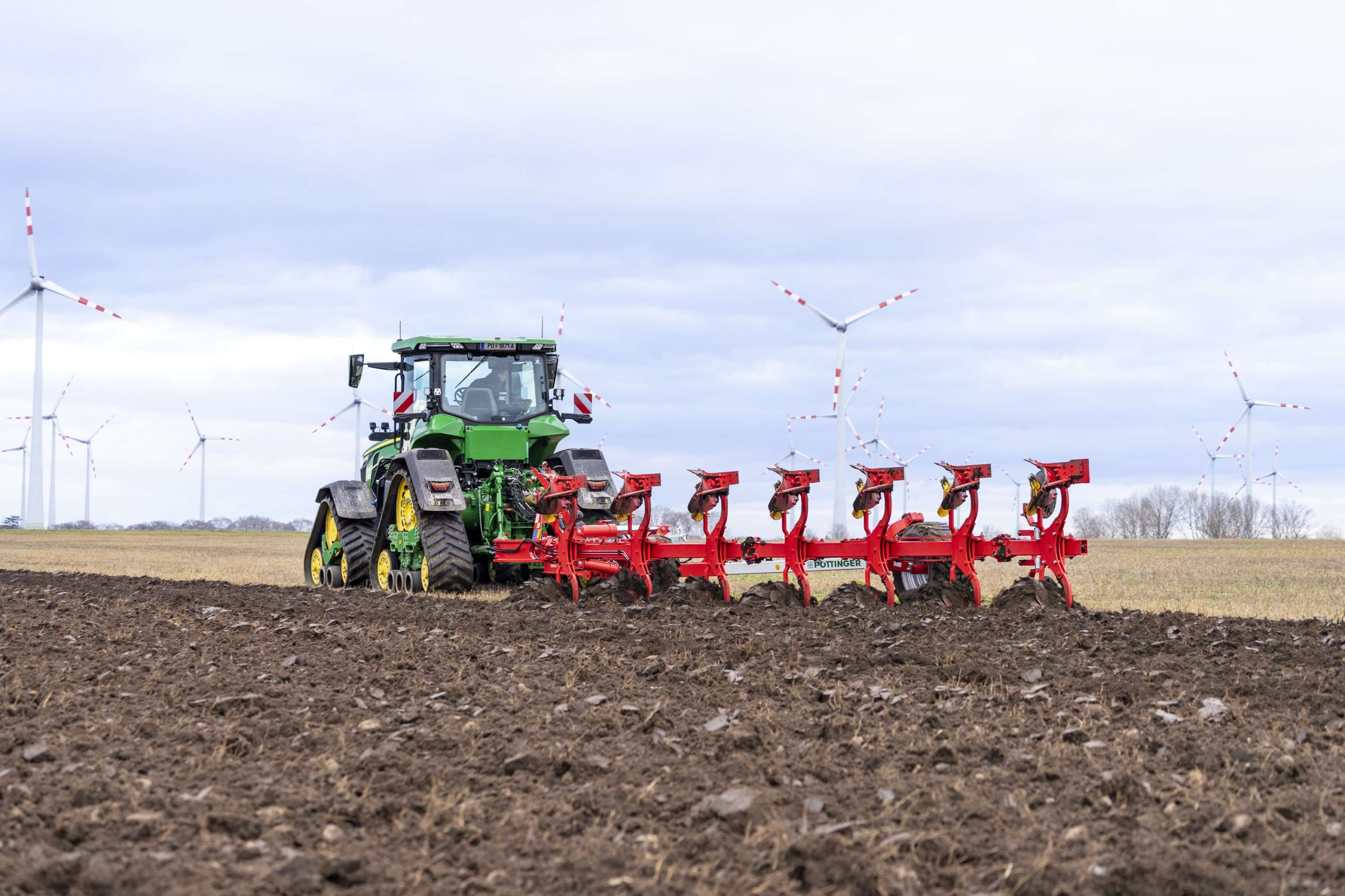 Bodenschonendes On-Land-Pflügen mit dem Servo T 6000