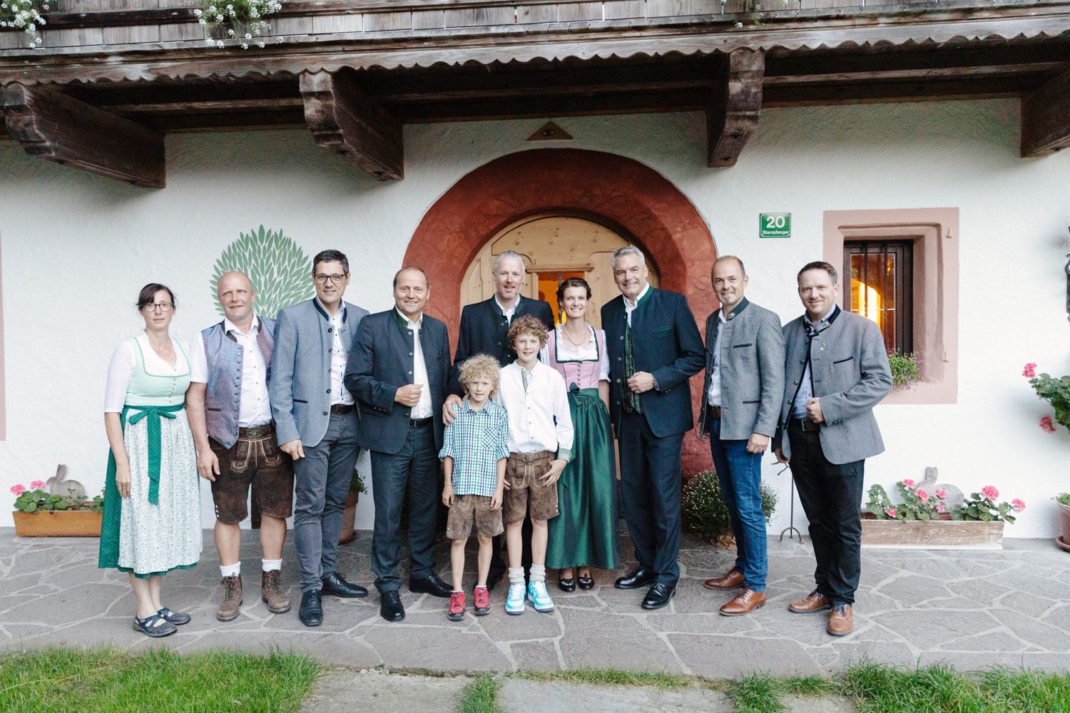 Den wichtigsten Politiker der Republik hat man nicht alle Tage zu Gast. Zum finalen Sommergespräch des Tiroler Bauernbundes in Söll fand sich Bundeskanzler Karl Nehammer am Knollnhof der Familie Eisenmann ein.