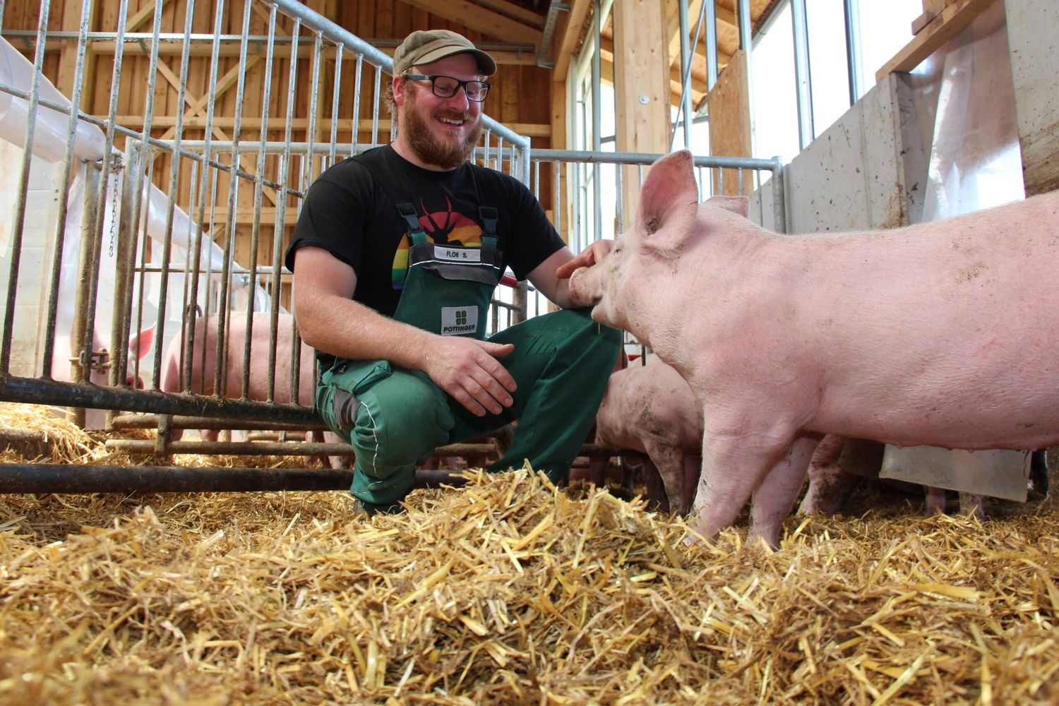 Simon Floß Schweinestall Foto Land OÖ Silber