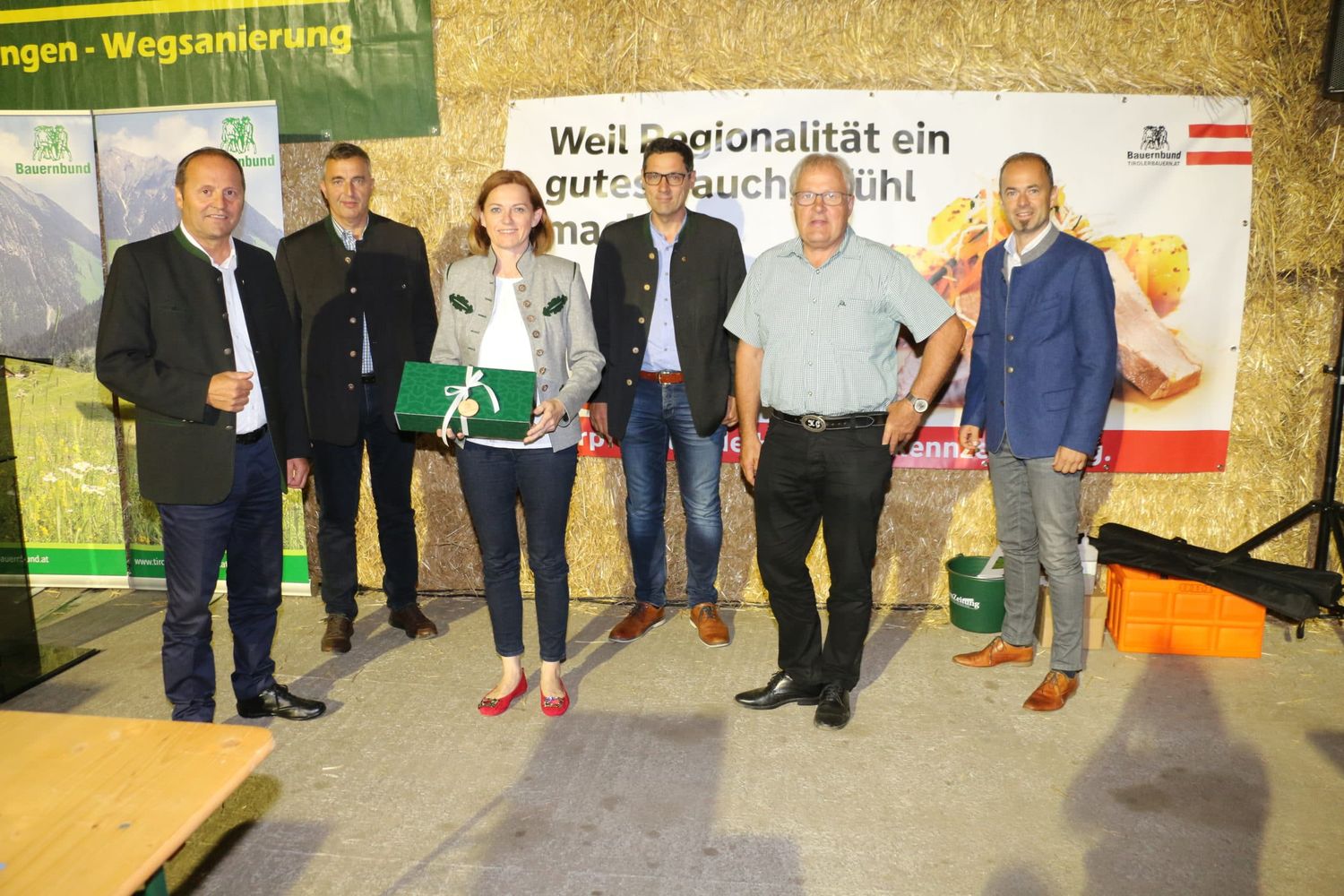 Bauernbundobmann LHStv. Josef Geisler, Bezirksbauernobmann Hannes Partl, EU-Abgeordnete Simone Schmiedtbauer, Bauernbunddirektor BR Dr. Peter Raggl, NR Hermann Gahr und LK-Präsident NR Josef Hechenberger freuten sich über zahlreiche Teilnehmer bei der Diskussion im Rahmen des ersten heurigen Bauernbund-Sommergespräches am Fischerhof der Familie Lener in Terfens.