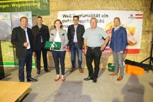Bauernbundobmann LHStv. Josef Geisler, Bezirksbauernobmann Hannes Partl, EU-Abgeordnete Simone Schmiedtbauer, Bauernbunddirektor BR Dr. Peter Raggl, NR Hermann Gahr und LK-Präsident NR Josef Hechenberger freuten sich über zahlreiche Teilnehmer bei der Diskussion im Rahmen des ersten heurigen Bauernbund-Sommergespräches am Fischerhof der Familie Lener in Terfens.