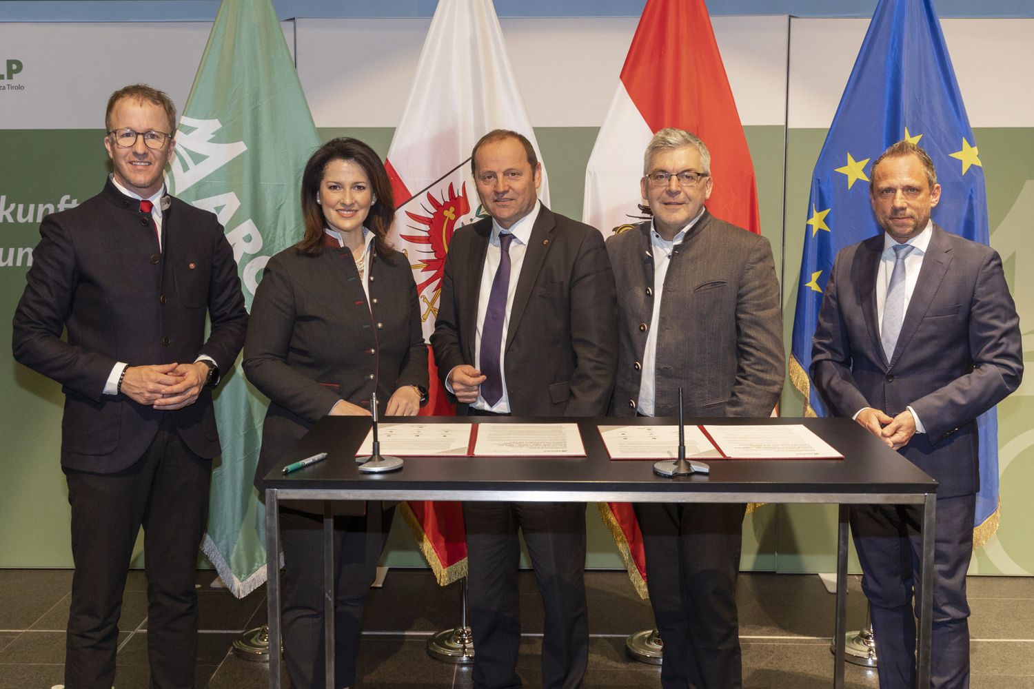 Im März 2022 haben die AgrarreferentInnen der ARGE ALP ein Arbeitsübereinkommen zum länderübergreifenden Wolfsmanagement unterzeichnet. Die ersten Maßnahmen wurden umgesetzt. Von li: LR Christian Gantner (Vorarlberg), Staatsministerin Michaela Kaniber (Bayern), LHStv Josef Geisler (Tirol), LR Josef Schwaiger (Salzburg) und Staatsminister Thorsten Glauber (Bayern). Nicht im Bild: LR Arno Schuler (Südtirol) und LRin Giulia Zanotelli (Trentino).