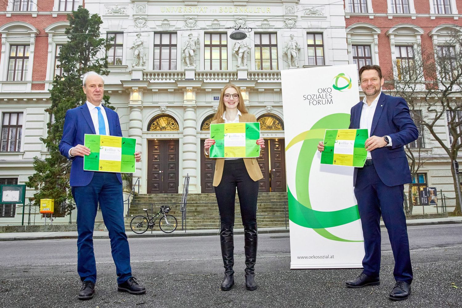 Der Rektor der BOKU Hubert Hasenauer, Verena Scherfranz (Referentin für Agrar- und Umweltpolitik im Ökosozialen Forum) und Hans Mayrhofer(Generalsekretär Ökosoziales Forum) präsentieren die neue Initiative.
