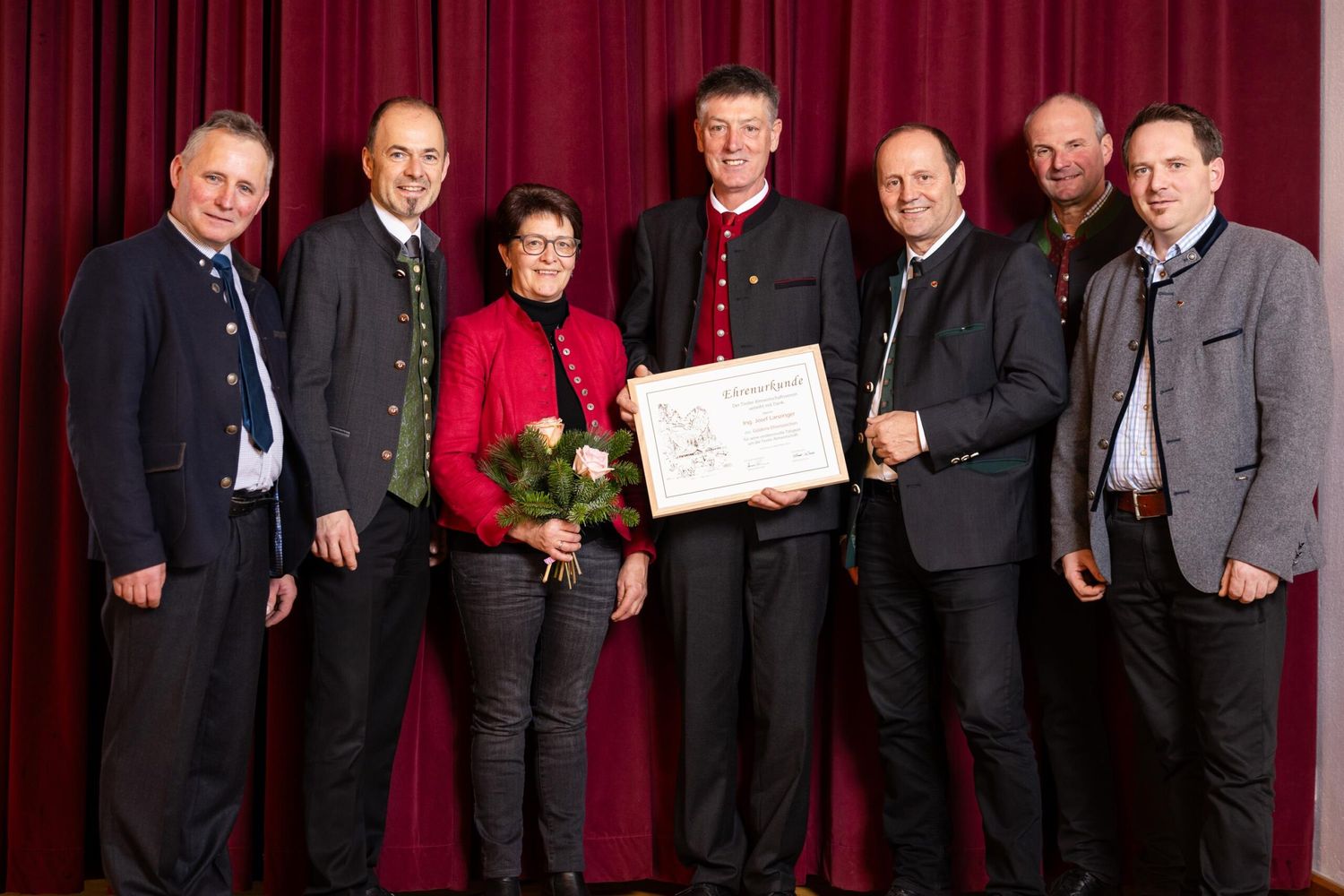 Für seinen unermüdlichen Einsatz in der Almwirtschaft wurde an Ing. Josef Lanzinger das „Goldene Ehrenzeichen“ verliehen. V. l.: Obmann Elmar Monz, LK-Präsident Josef Hechenberger, Landesbäuerin Helga Brunschmid, Josef Lanzinger, LH-Stv. Josef Geisler, Bundesobmann Josef Obweger und LAbg. Michael Jäger.