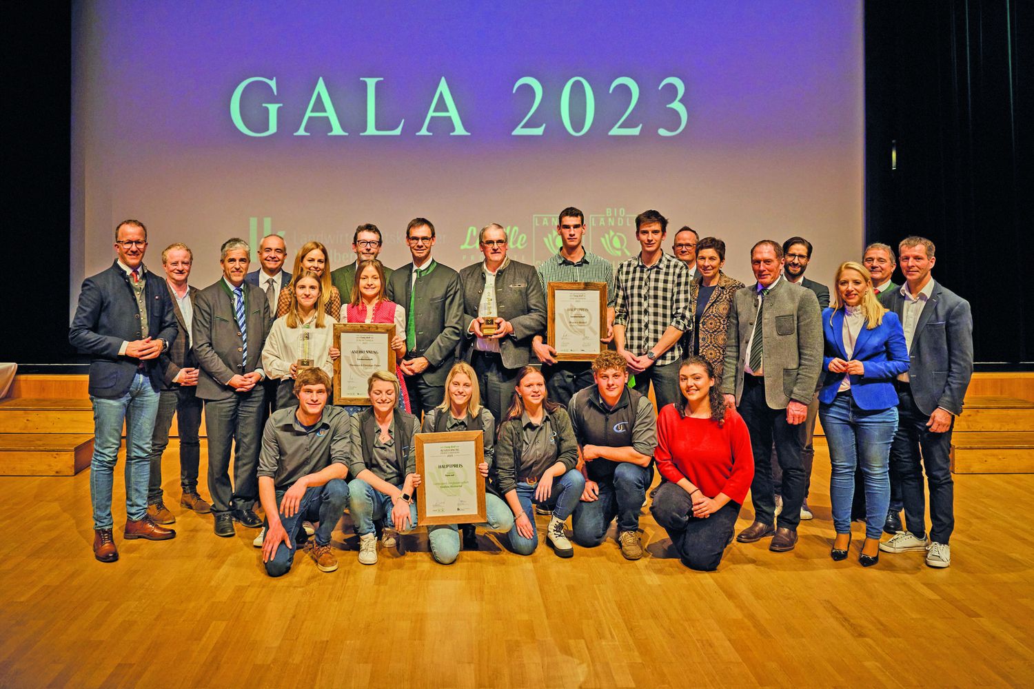 Die Gewinnerinnen und Gewinner mit den Gratulanten bei der Ländle-Gala 2023.