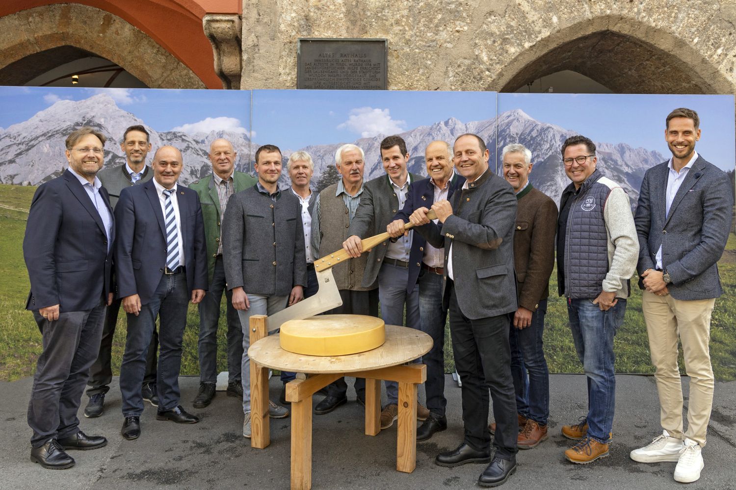 Die Organisatoren der Käsiade und Almvertreter mit LH-Stv. Josef Geisler und GF Matthias Pöschl beim traditionellen Käseanschnitt.