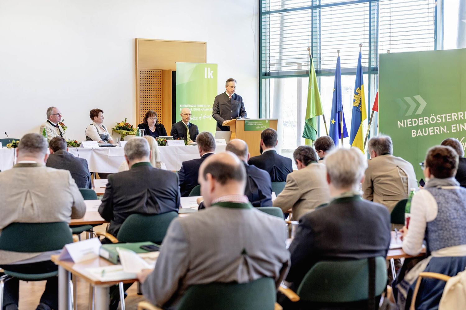 Neben dem LK-Präsidium wurden die weiteren 37 Landeskammerräte in der konstituierenden Sitzung der Vollversammlung angelobt.
