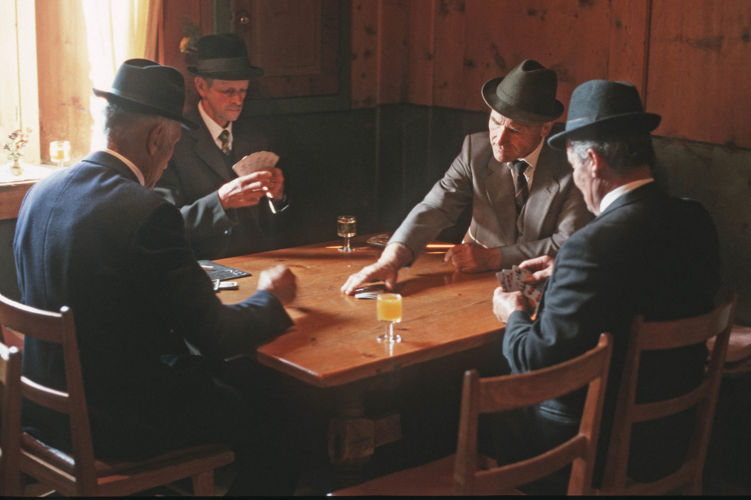 Kartenspielen im Wirtshaus in Enneberg/Gadertal, 2001