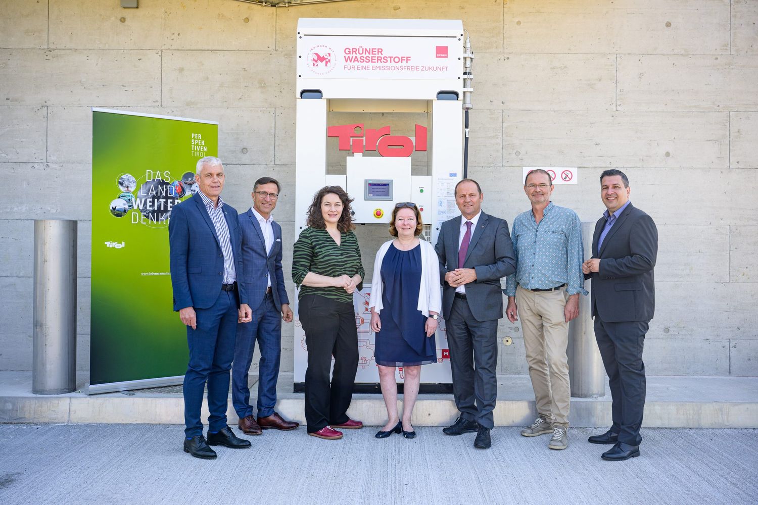 V. l.: Wolfram Gehri (Postbus AG), Josef Margreiter (Lebensraum Tirol Holding), LH-Stv.in Ingrid Felipe, Kerstin Neumayer (Geschäftsführerin MPREIS), LH Stv. Josef Geisler, Ewald Perwög (Projektleiter MPREIS Wasserstoff), Marcus Hofer (Geschäftsführer Standortagentur Tirol)