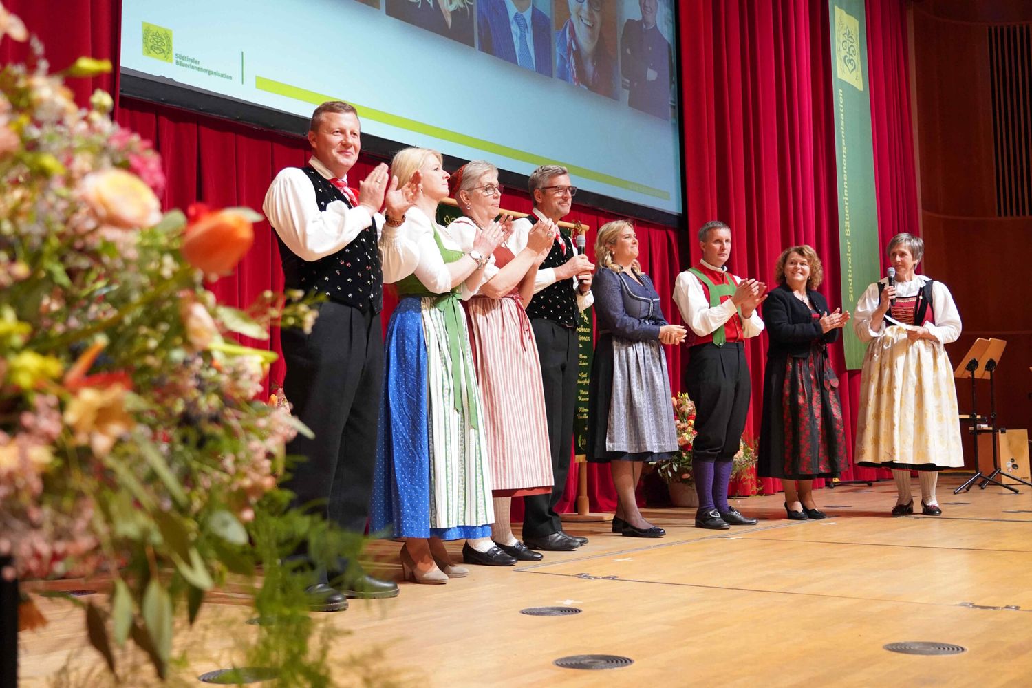 Die Ehrengäste vl.: SBB-Landesobmann Daniel Gasser, Irene Neumann-Hartberger, Bundesbäuerin aus Österreich, Astrid Derungs, Präsidentin der Bäuerinnen aus Graubünden, EU-Parlamentarier Herbert Dorfmann, Kammerabgeordnete Renate Gebhart, Landesrat Luis Walcher, Landesrätin Rosmarie Pamer, Landesbäuerin Antonia Egger