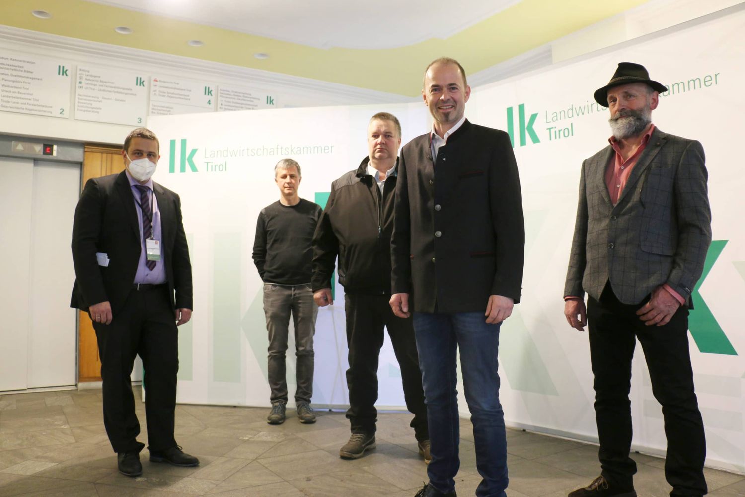 Die LK-Wahl 2021 ist geschlagen (v. l.): Wahlleiter Klaus Wallnöfer, Christian Ortner (Listenzweiter Grüne Bauern Tirol), Hubert Klammer (Freiheitliche Bauern Tirol), Josef Hechenberger (Tiroler Bauernbund) und Alfred Enthofer (Unabhängiger Bauernverband Tirol).