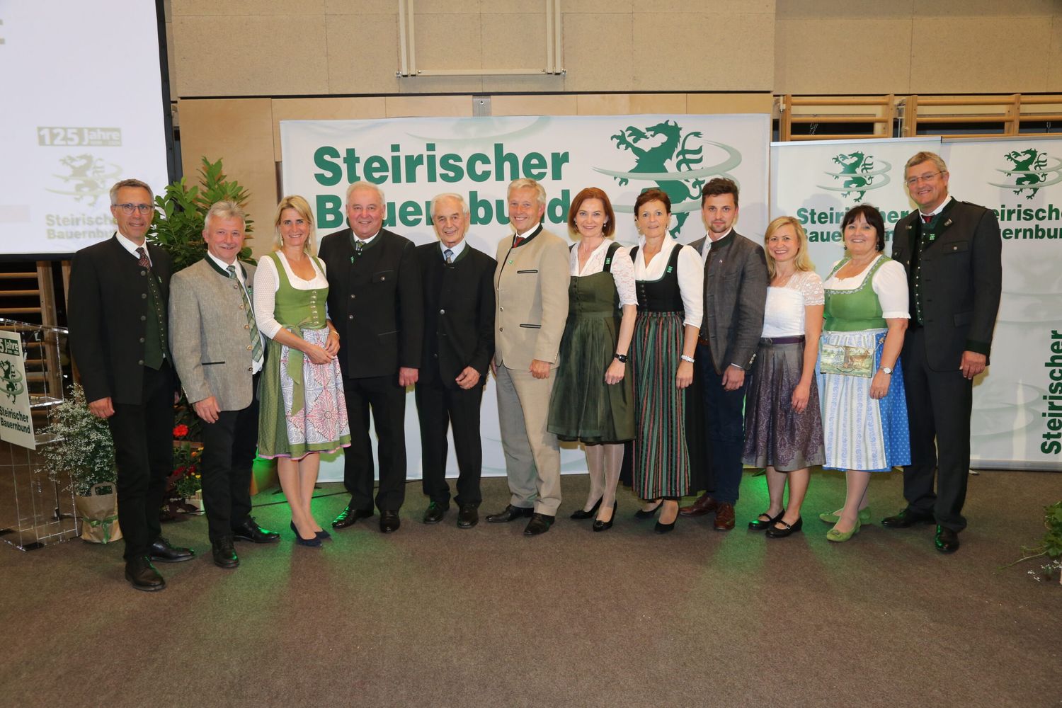 Die Mitfeiernden und Mitgestalter des Jubiläums-Landesbauernrates in der Fachschule Grottenhof.