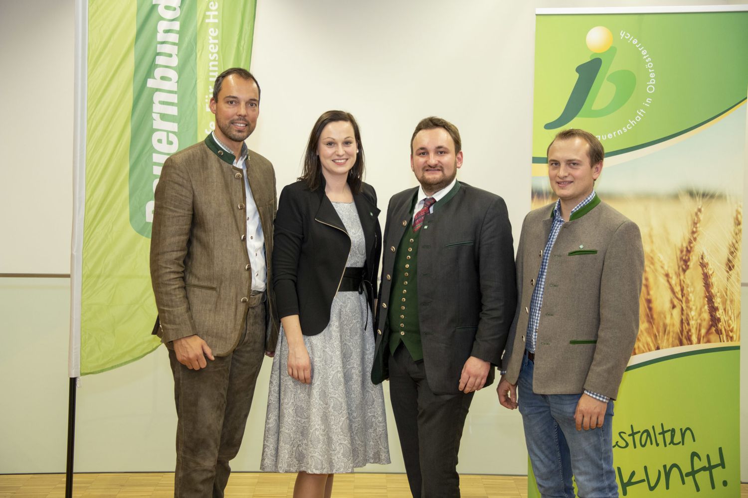 V.l.: Nationalratsabgeordneter Klaus Lindinger, Hannah Michlbauer, Christian Lang und Christoph Ebner vom neuen oberösterreichischen Jungbauern-Team.