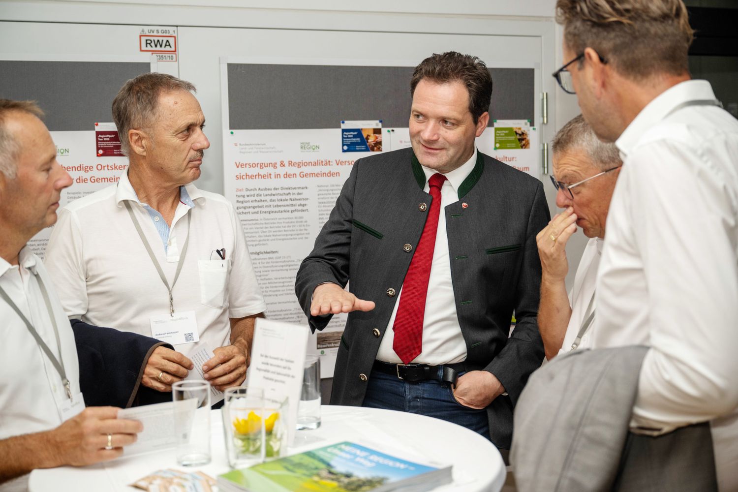 Bundesminister Norbert Totschnig im Gespräch mit Bürgermeistern aus der Region in der HBLFA Tirol in Rotholz.