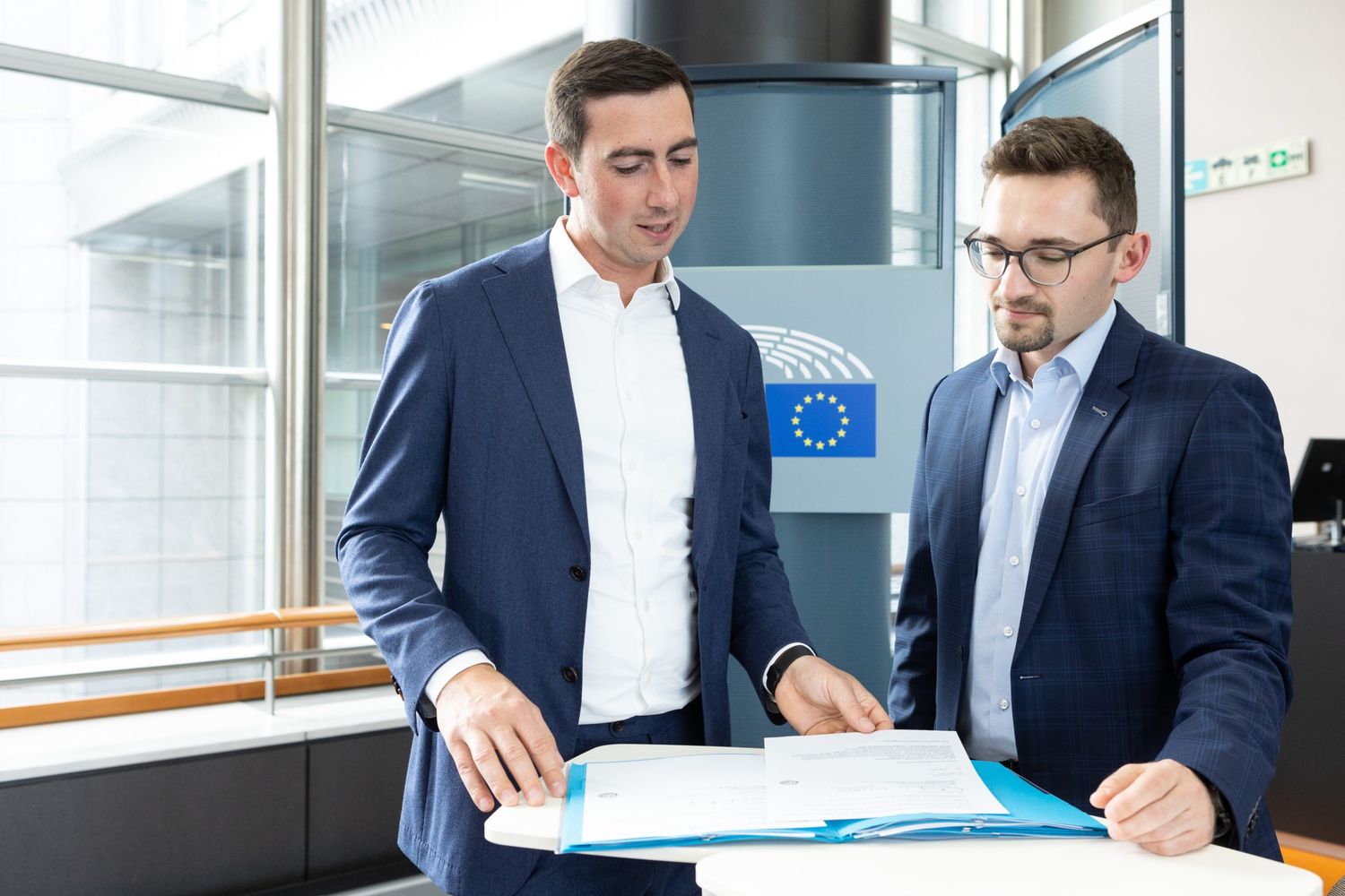 Durch die Arbeit mit Alexander Bernhuber (l.) erhält Lukas Wolfsjäger (r.) Einblicke, wie politische Abläufe oder Gesetzgebungsprozesse auf europäischer Ebene funktionieren.