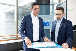 Durch die Arbeit mit Alexander Bernhuber (l.) erhält Lukas Wolfsjäger (r.) Einblicke, wie politische Abläufe oder Gesetzgebungsprozesse auf europäischer Ebene funktionieren.