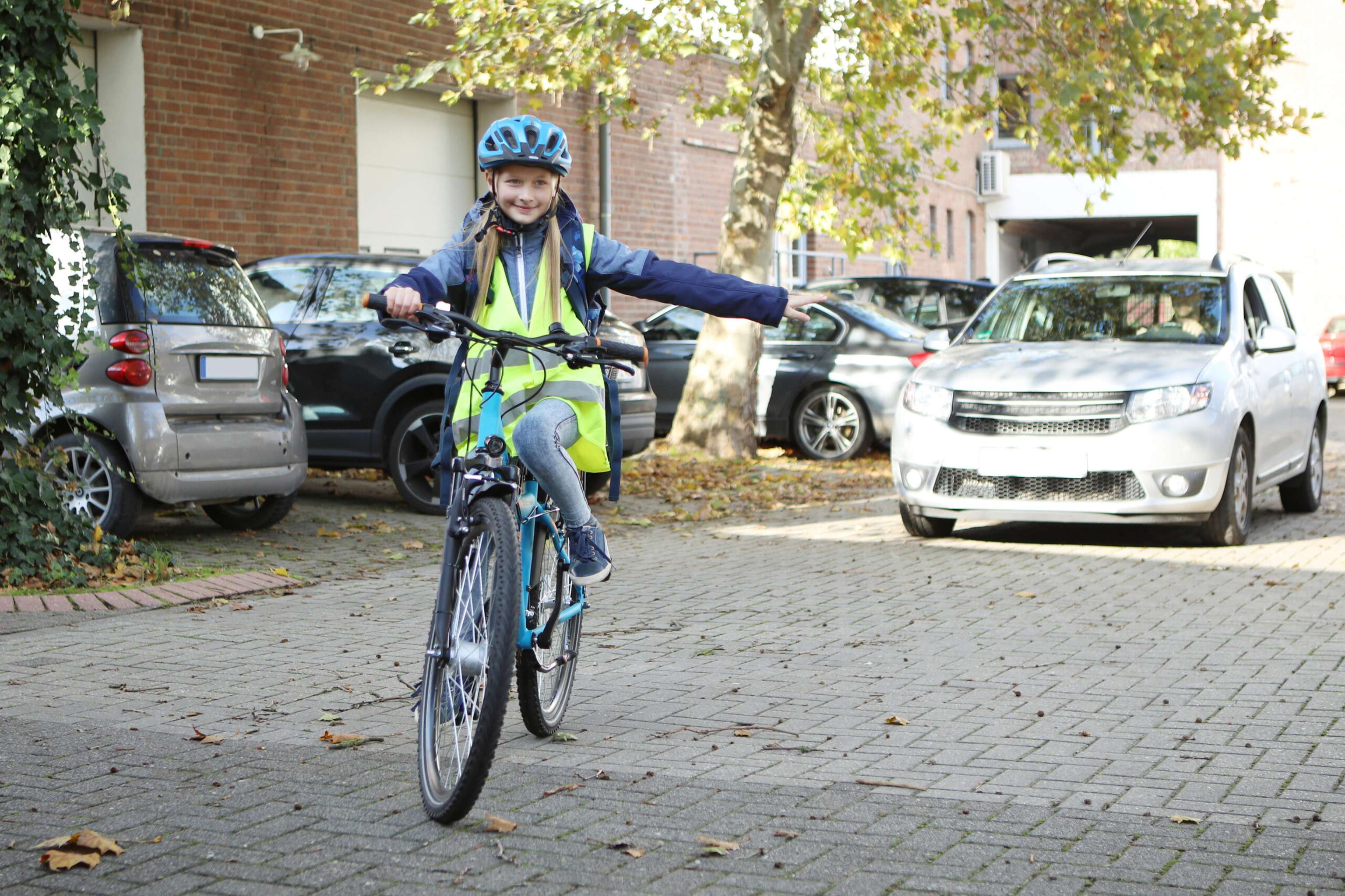 Kind Auf Einem Fahrrad Biegt In Eine Richtung Ab