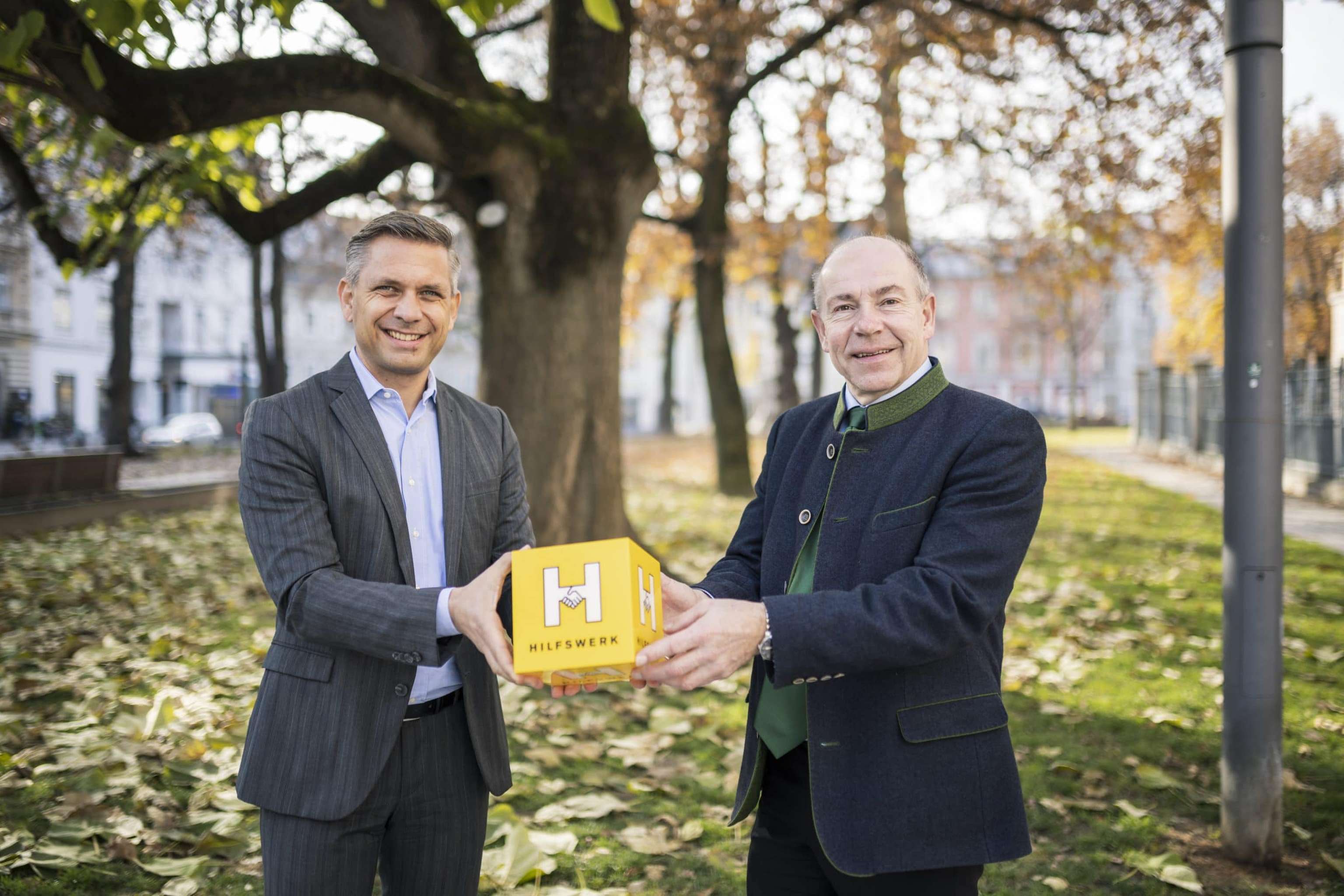 Wolfgang Hattmansdorfer (l.) gratuliert seinem Nachfolger.