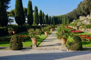 Der Päpstliche Garten von Castel Gandolfo über dem Albaner See.