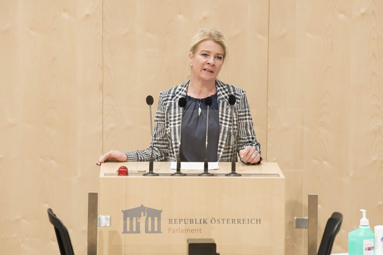 30. Nationalratssitzung In Der 27. Gesetzgebungsperiode Mit Erweitertem Sitzabstand Einsprüche Des Bundesrates Gegen Beschlüsse Des Nationalrates Betreffend COVID 19 Gesetze