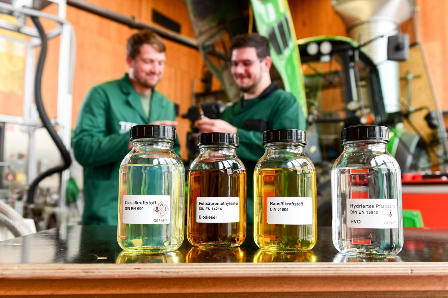Rapsölkraftstoff, Biodiesel und HVO sind zuverlässige Alternativen zu fossilem Kraftstoff.