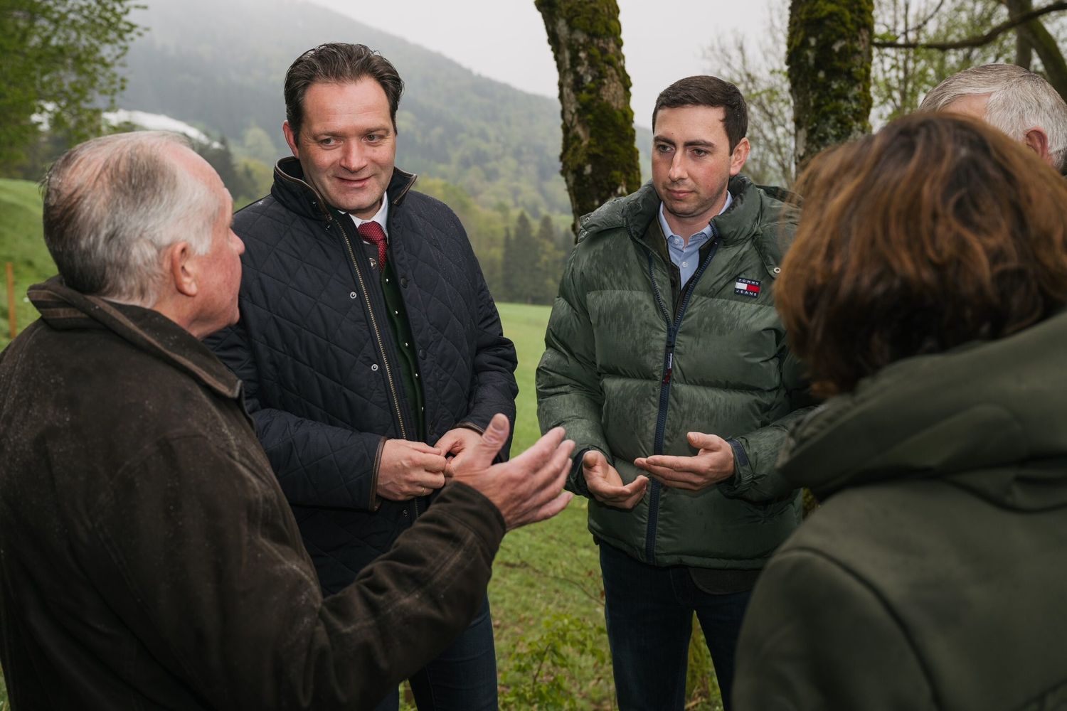 Totschnig und Bernhuber im Gespräch mit Almbauern in Salzburg.