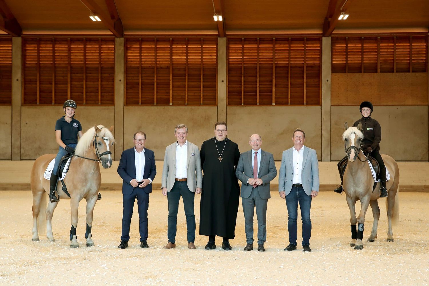 Gut flankiert von zwei Schülerinnen hoch zu Ross präsentierten Gerhard Burgstaller, Johannes Mayrhofer, Maximilian Neulinger, Max Hiegelsberger und Karl Kronberger die Stiftsreitschul-Pläne.