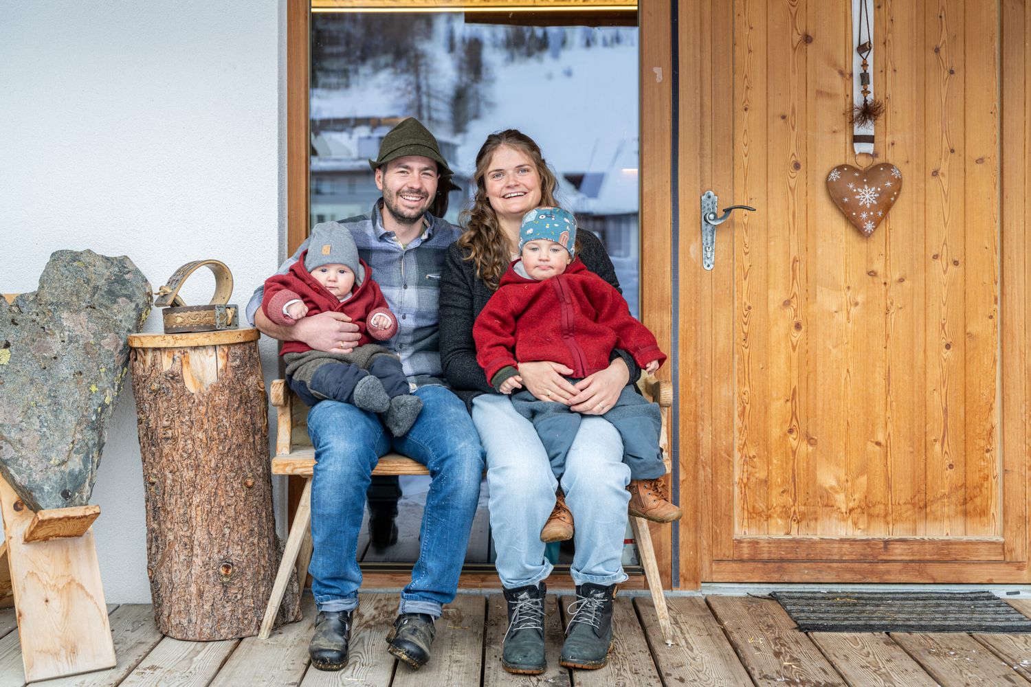 Martin und Maria Grüner mit ihren beiden Söhnen Vinzenz und Vitus vor ihrem Hofladen mitten in Obergurgl.