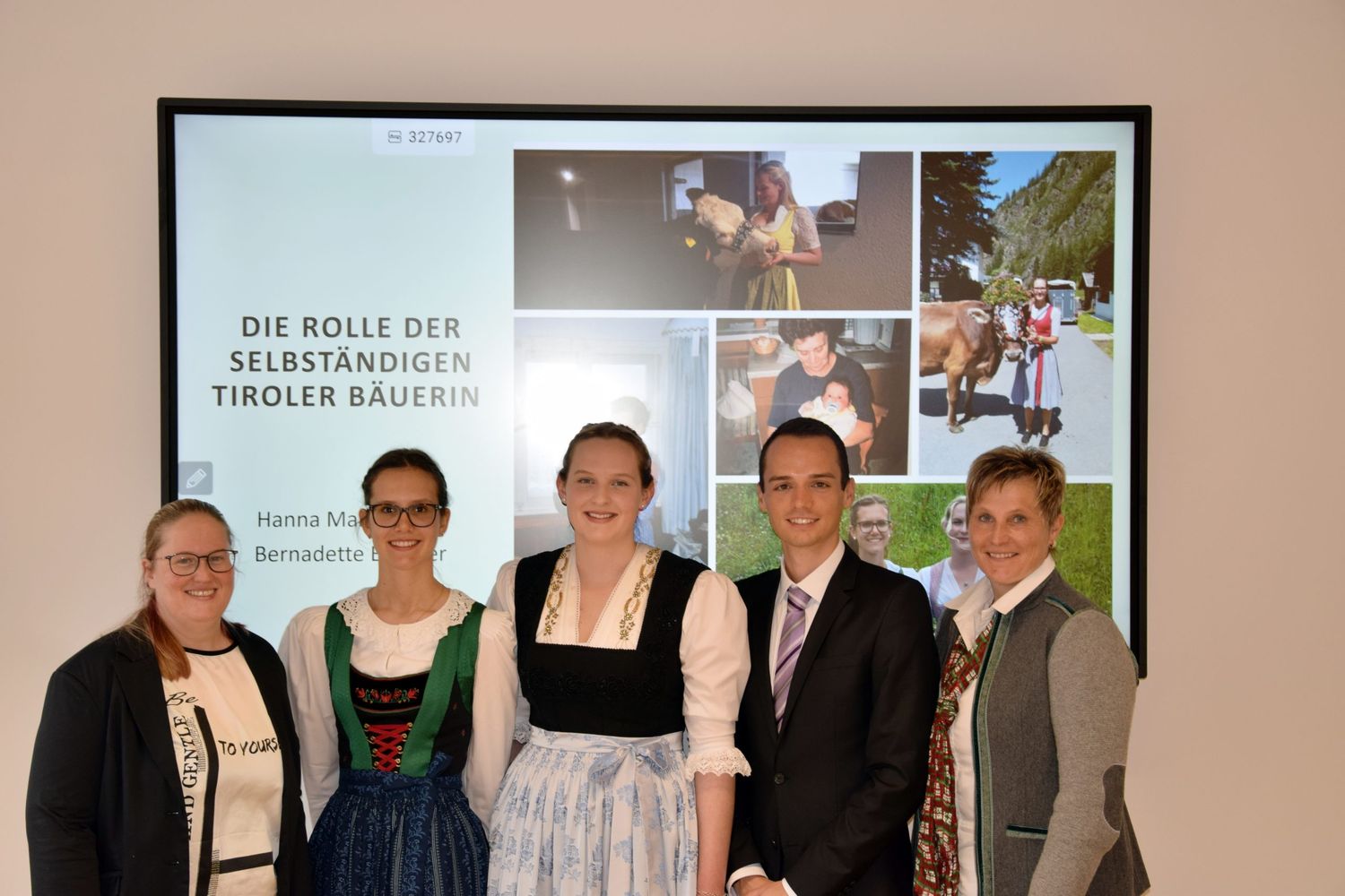 V. l. n. r. Betreuerin Mag.a Kathrin Zauner, Schülerin Bernadette Brugger, Schülerin Hannah Marksteiner, Betreuer MMag. Thomas Pattinger, Bezirksbäuerin von Schwaz Monika Garber