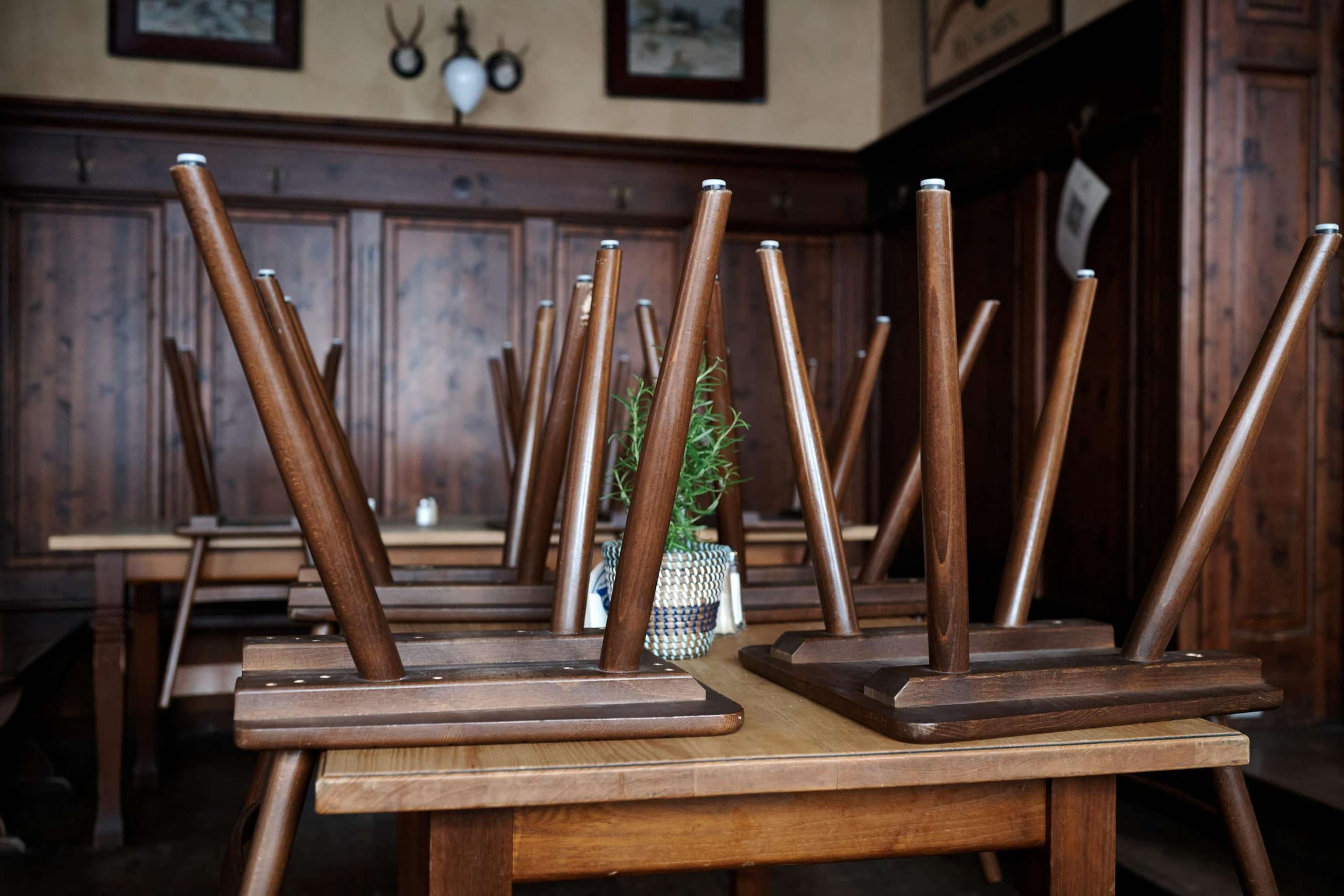Stühle Auf Dem Tisch Restaurant Wirtshaus Pleitewelle Lockdown Während Corona