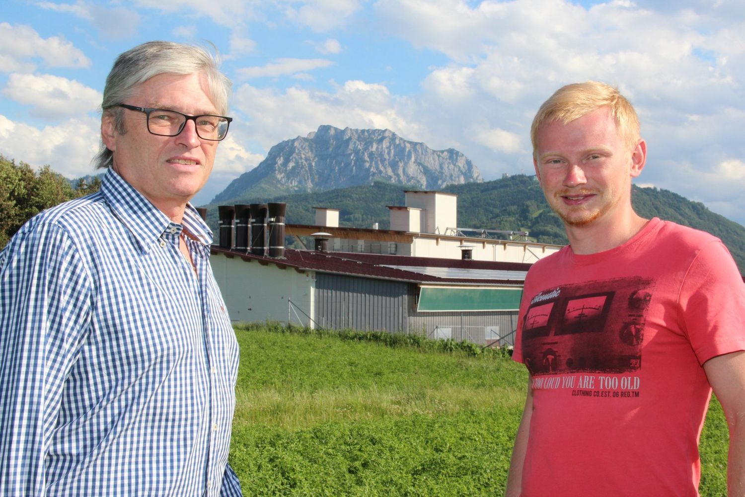 Reinhard Altmaninger im Doppelpack: Senior und Junior vor ihrem Betrieb in Gschwandt im Bezirk Gmunden