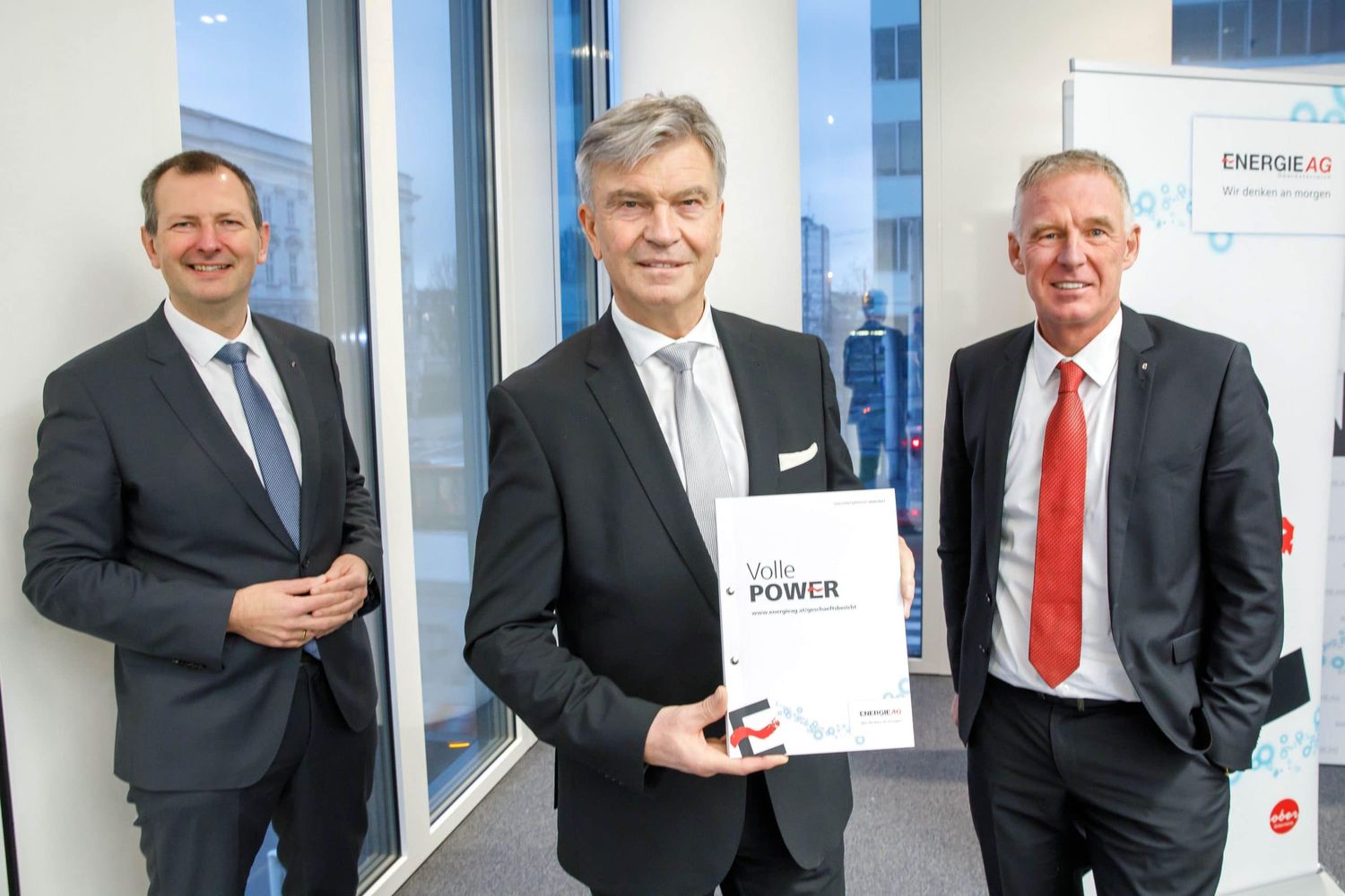 Generaldirektor Werner Steinecker mit den beiden Vorstands-direktoren Stefan Stallinger (l.) und Andreas Kolar (r.)