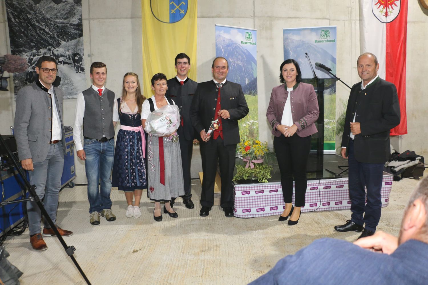 Freuen sich über ein gelungenes Sommergespräch in Ladis: Bauernbunddirektor BR Dr. Peter Raggl, Familie Hans und Magdalena Pittl mit ihren Kindern, BMin Elisabeth Köstinger und Bauernbundobmann LHStv. Josef Geisler