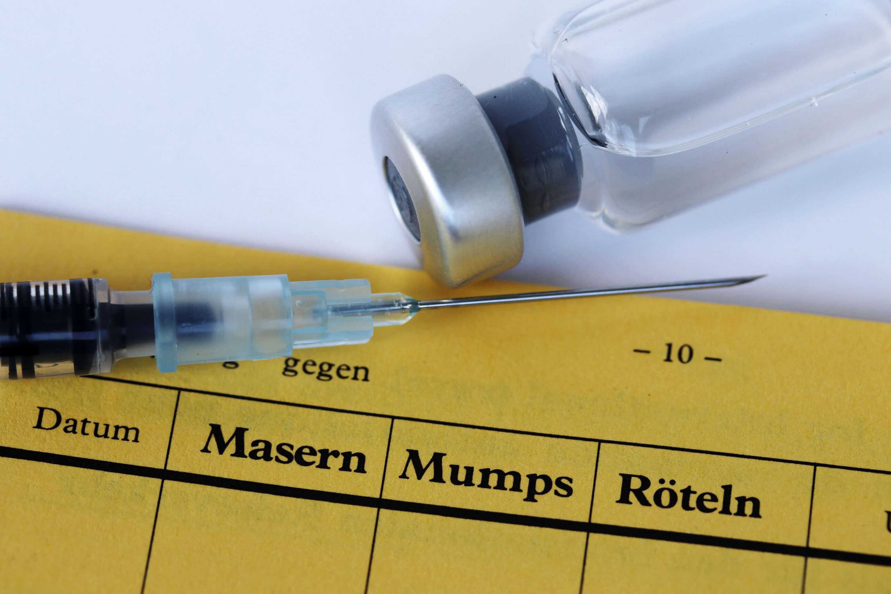 Impfung Gegen Masern, Mumps Und Röteln Mit Impfpass, Spritze Un