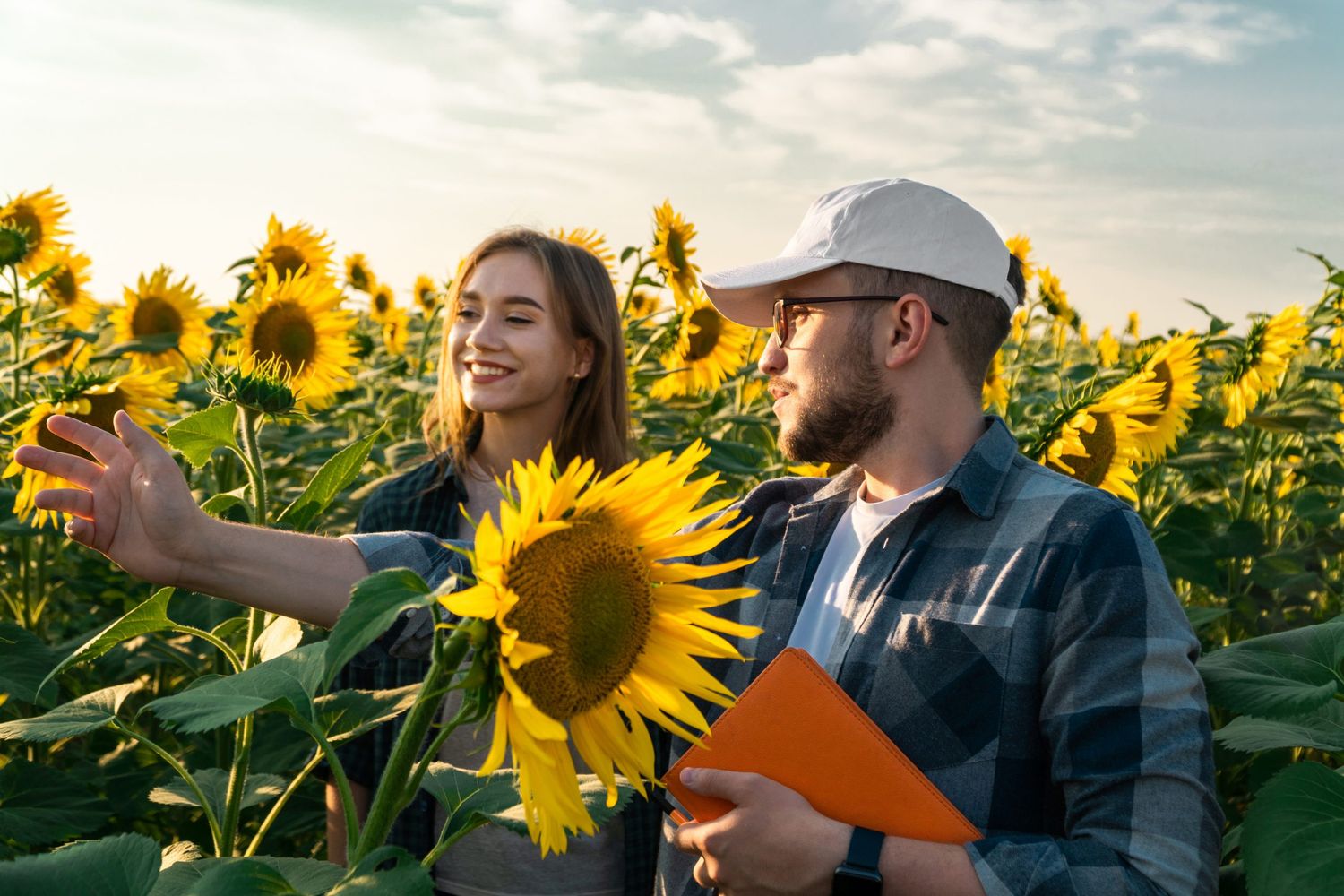 Junge Landwirte im Feld