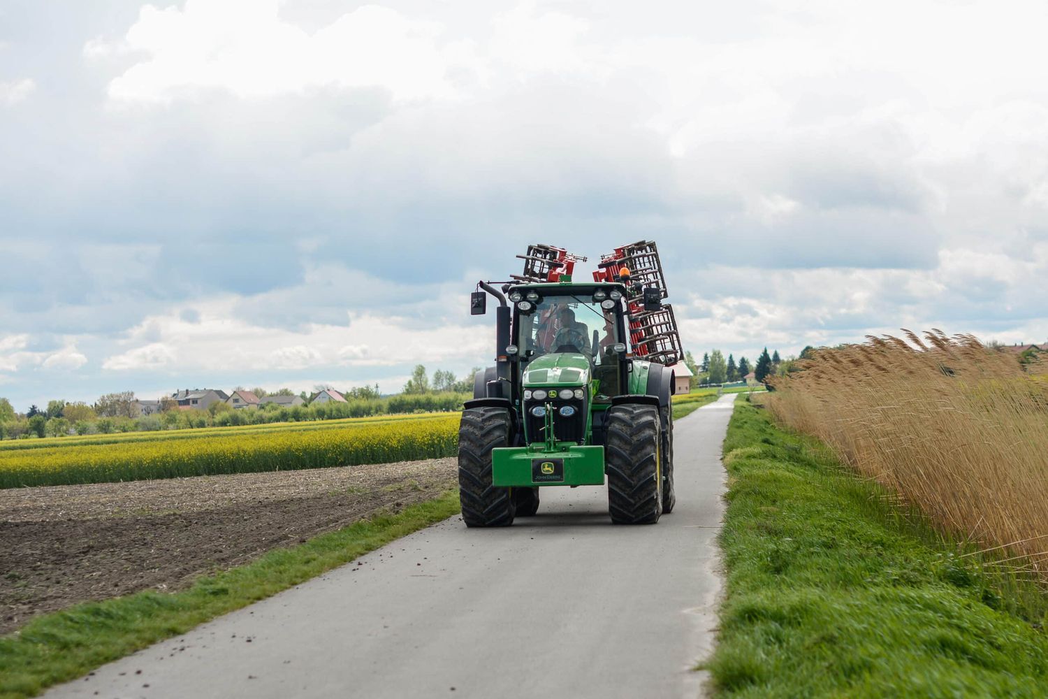 Traktor_auf_Feldweg-ID69074-scaled.jpg
