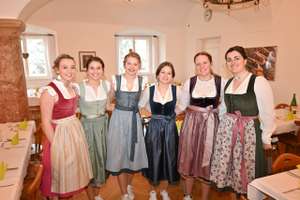 Schülerinnen der FSBHM mit Fachlehrerin Lisa Plaikner