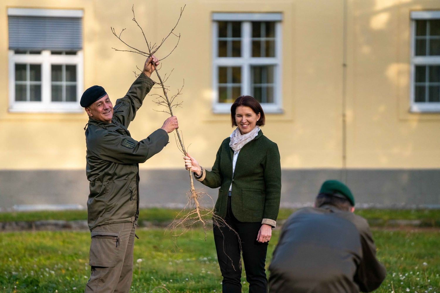 Agrarlandesrätin Langer-Weninger übergibt 580 Baumsetzlinge an Brigadier Muhr.