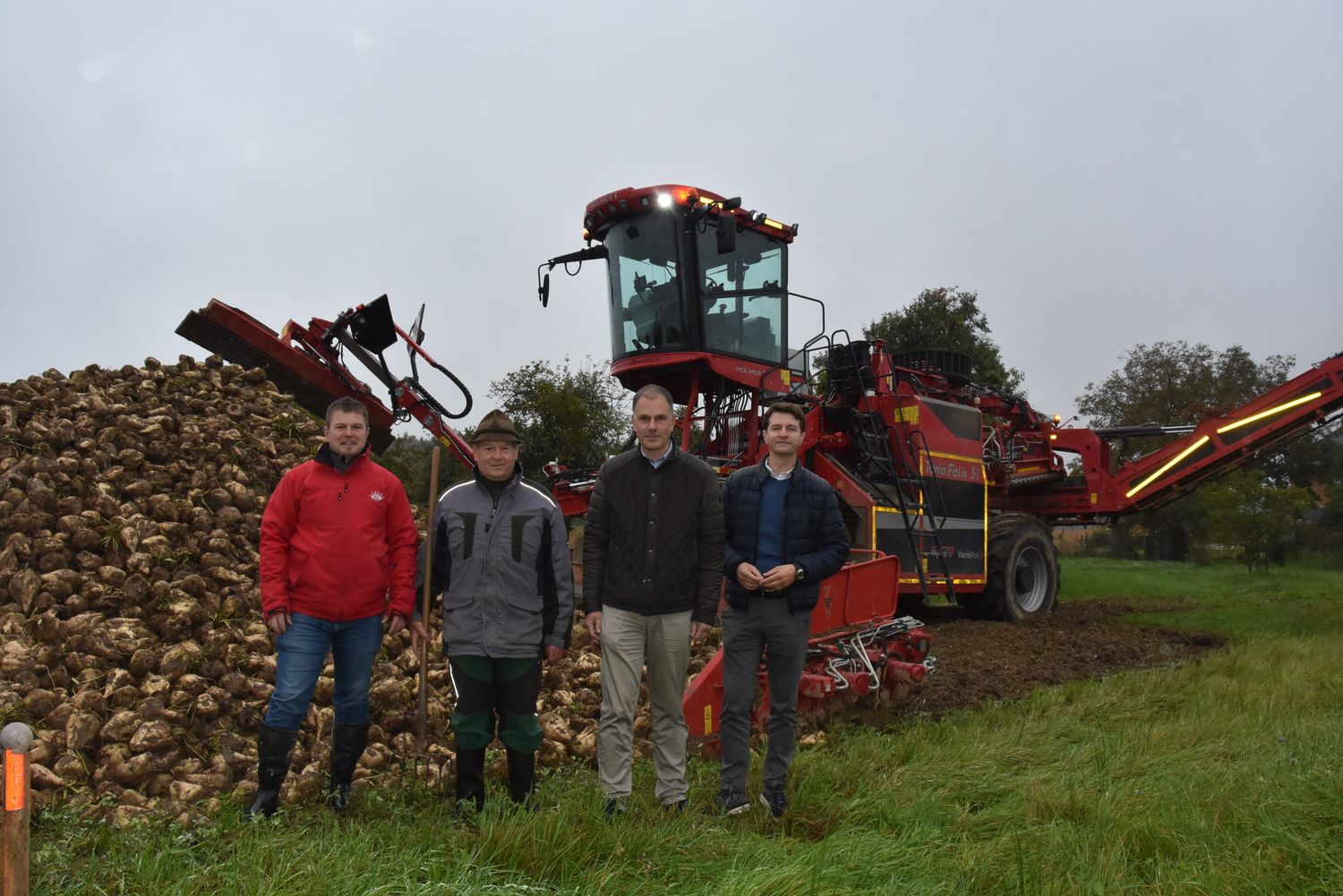 Martin Peterseil, Martin Bäck (v.r.) und Hannes Firmberger (l.) vor der Verlademaus am Feld der Familie Ennsgraber in St. Marien.