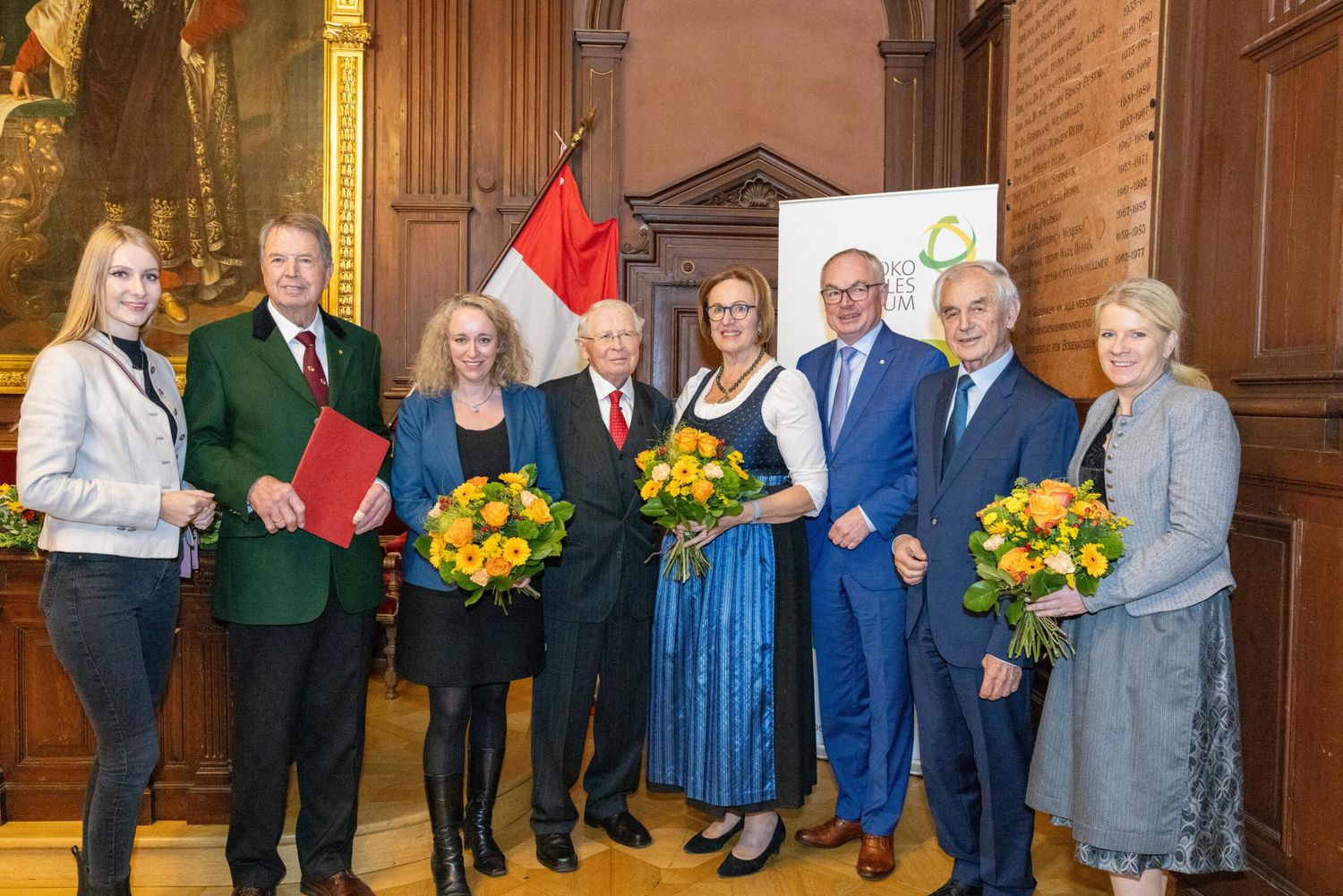 Die Hans-Kudlich-Preisträger 2024: Walfried Wutscher (2. v. l.), Ernst Bruckmüller und Theresia Meier (m.). Unter den Gratulanten war auch Ex-Vizekanzler Josef Riegler (2. v. r.).