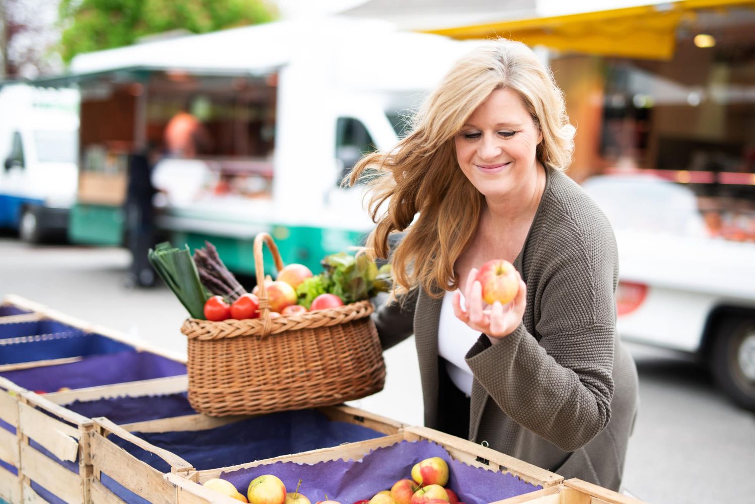 Frau Kauft Auf Dem Markt Ein