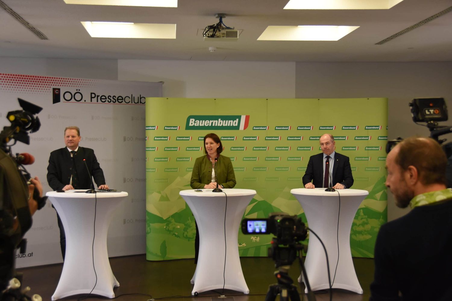 Virtueller Wahlkampfauftakt: Bauernbund-Direktor Wolfgang Wallner, Spitzenkandidatin Michaela Langer-Weninger, Bauernbund-Landesobmann Max Hiegelsberger (v. l.) umringt von zahlreichen Kamerateams.