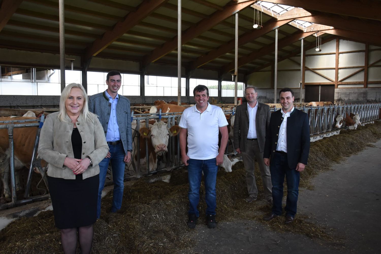 Betriebsbesichtigung am Hof von Bauernbundobmann Franz Haitzinger (m.) in Aurach: Angelika Winzig, Alexander Bernhuber, BB-Direktor Wolfgang Wallner und Josef Muss (v.l.)