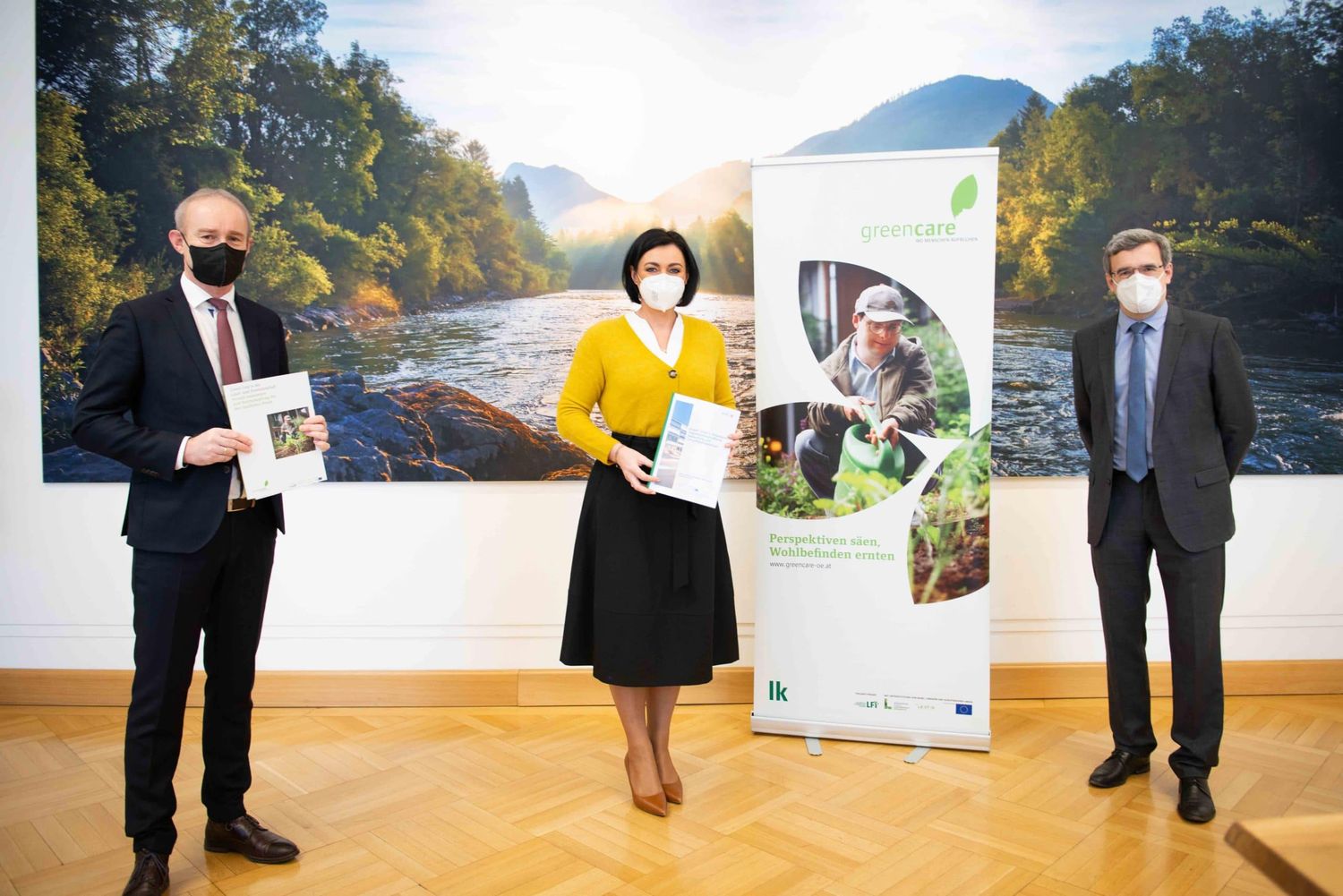 Obmann Robert Fitzthum (Green Care Österreich), Landwirtschaftsministerin Elisabeth Köstinger und Studienautor Franz Sinabell (WIFO).