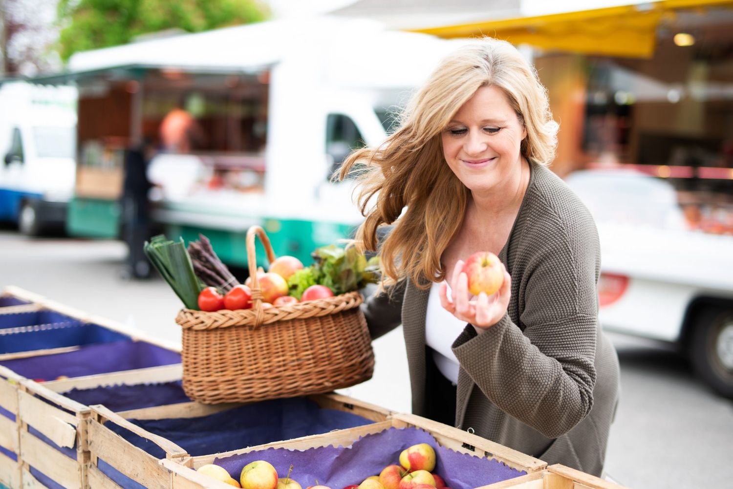 Frau Kauft Auf Dem Markt Ein