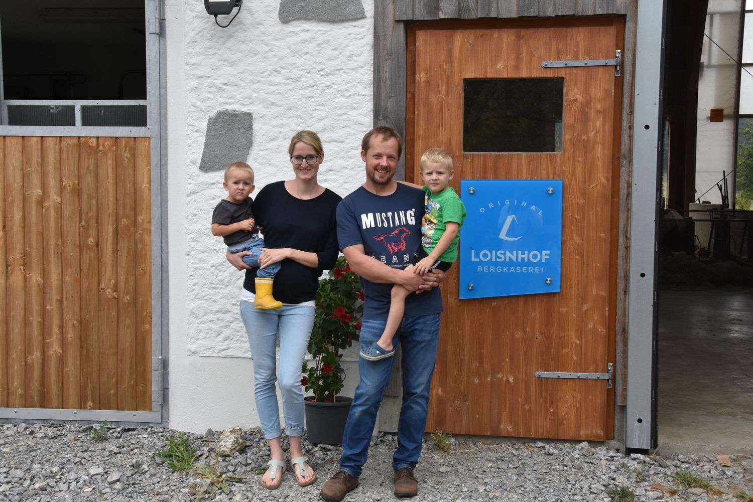 Die jungen Betriebsführer Sandra Wögerbauer und Christian Stöbich mit ihren Söhnen.