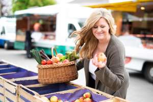 Frau Kauft Auf Dem Markt Ein