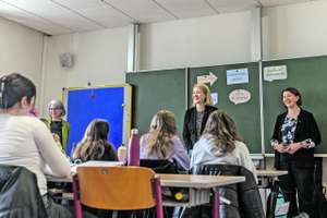 13 03 Politikerinnen In Der Klasse