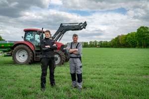 Ackerbau Landwirt Mit Sohn Vor Einem Traktor Im Getreidebestand