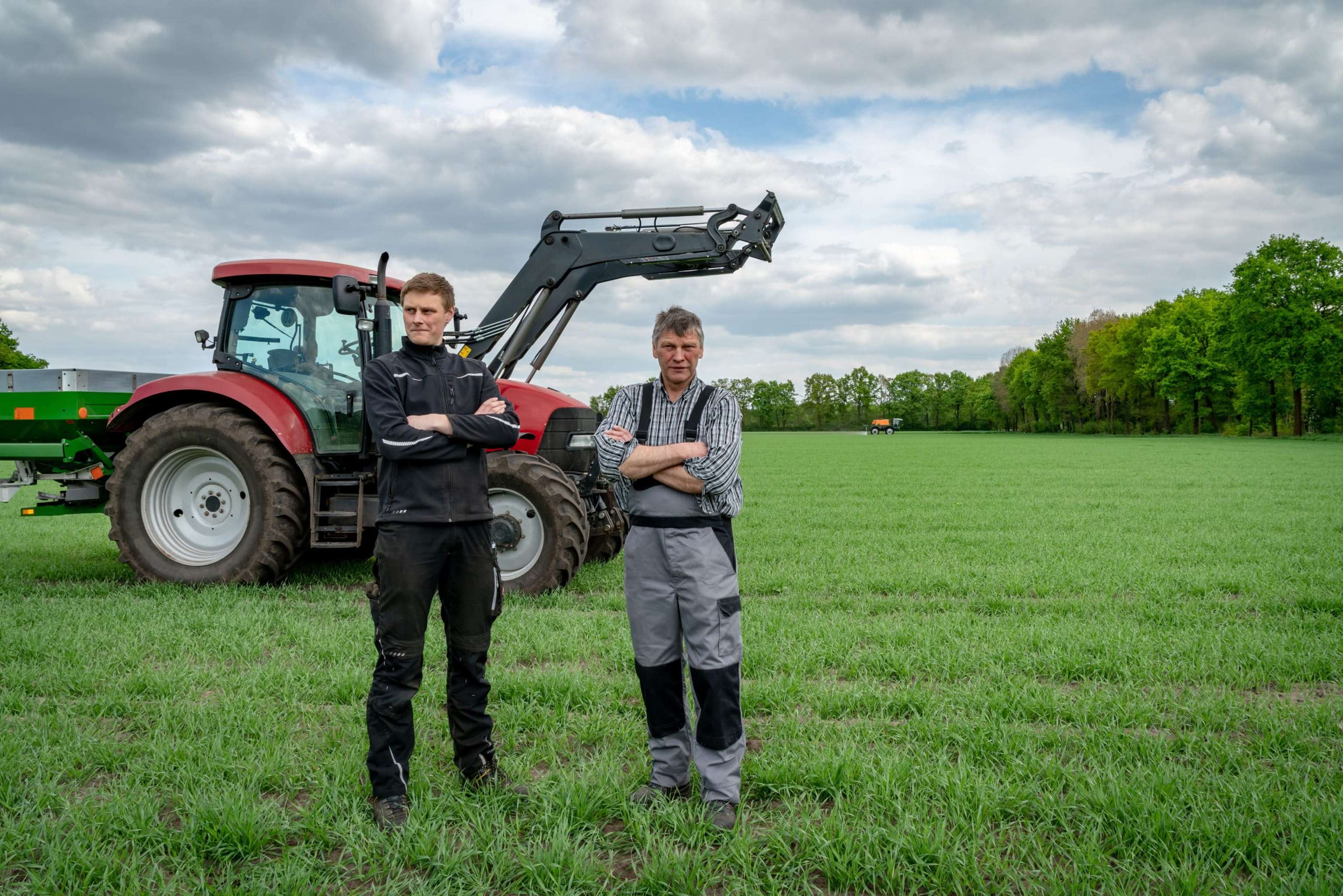 Ackerbau Landwirt Mit Sohn Vor Einem Traktor Im Getreidebestand